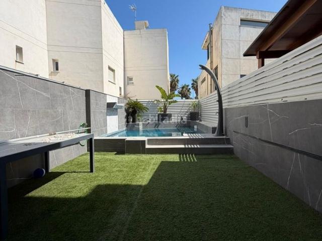 Casa adosada en venta en Daimús. Exclusivo adosado en playa Daimús donde el Mediterráneo se convierte en el escenario diario de su nueva vida. Casas adosadas.