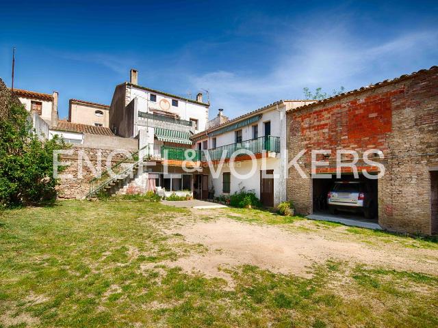 Masía en venta en Darnius. Casa de pueblo con jardín en Darnius. Masías.