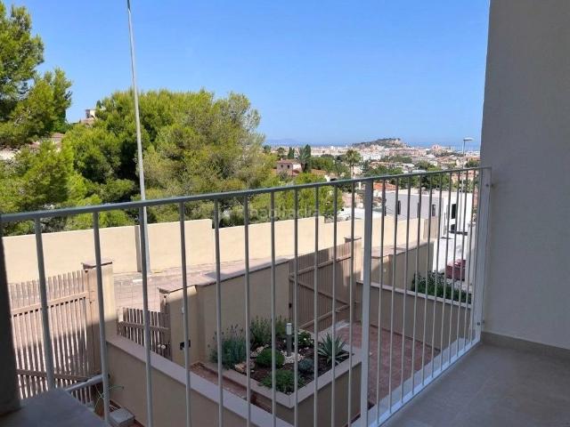 Casa adosada en venta en Dénia, El Montgó. Adosado con Jardín abancalado. Casas adosadas.