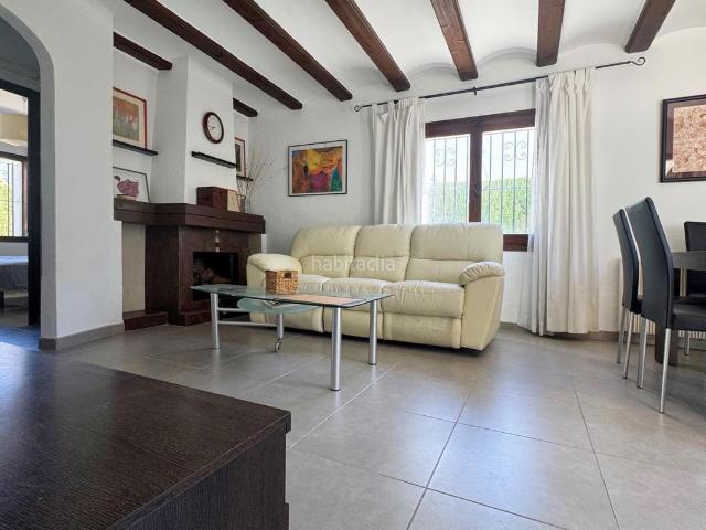 Casa adosada en venta en Dénia, El Palmar Los Molinos. Encantador adosado con jardín privado a 300 m de la Playa de les Bovetes en Dénia. Casas adosadas.