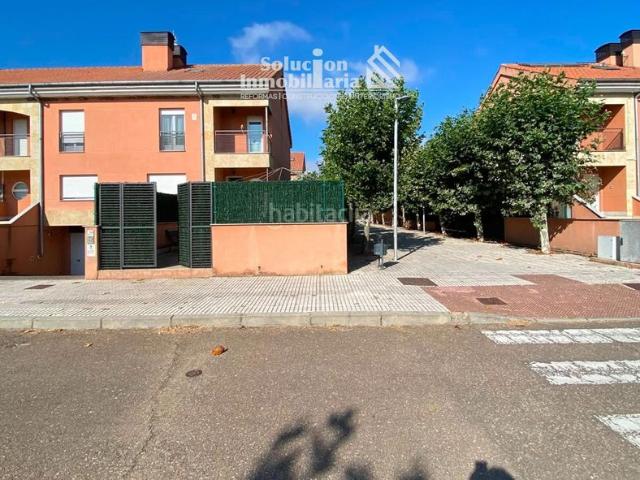 Casa adosada en venta en Doñinos de Salamanca. ESPECTACULAR CHALET ADOSADO DE ESQUINA EN LA VALMUZA Urbanización La Valmuza Doñinos de Salamanca. Casas adosadas Doñinos de.