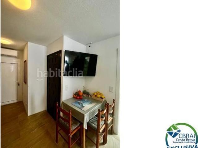 Casa adosada en venta en Empuriabrava, Moxó Sant Mori Costa Brava. Se vende una pequeña casa de vacaciones en pleno centro de Empuriabrava, a solo 800 m de la playa. Casas adosadas.