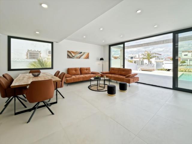 Casa adosada en venta en Empuriabrava, Cap Ras Creus Falconera Costa Brava. Villa con amarre nueva y totalmente amueblada, lista para entrar a vivir sin obras, sin esperas.Cuatro dormitorios en.