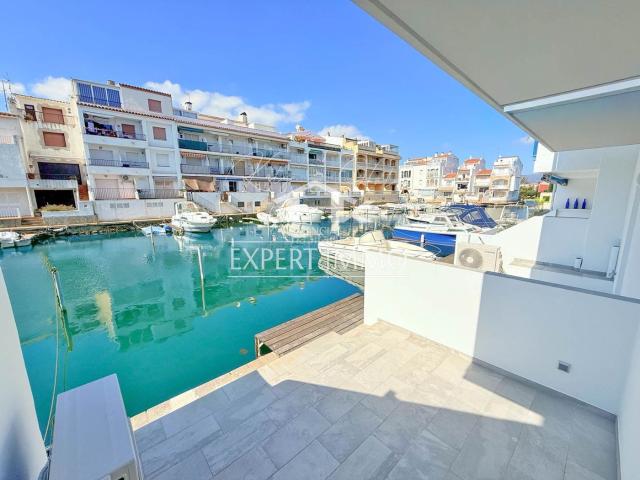 Casa adosada en venta en Empuriabrava, Port Banyuls Port Alegre Port Empordà Costa Brava. En venta Casa de pescador nueva con amarre en Empuriabrava. Casas adosadas.