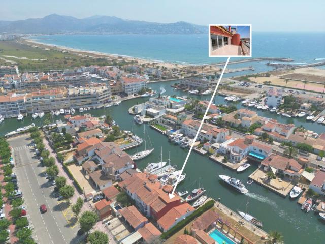 Casa adosada en venta en Empuriabrava, Salins Cavall de Mar Costa Brava. Casa de pescador situada en el sector de Salins, en Empuriabrava, antes de los puentes. Dispone de un amarre privado de 14 x.