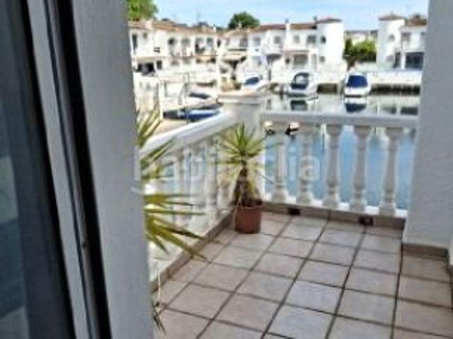 Casa adosada en venta en Empuriabrava, Segre Ebre Ter Costa Brava. EXCLUSIVITÉ. LARGE MAISON DE PÊCHEUR, CANAL LARGE, 3 CHAMBRES, SECTEUR TRANQUILLE. Casas adosadas.