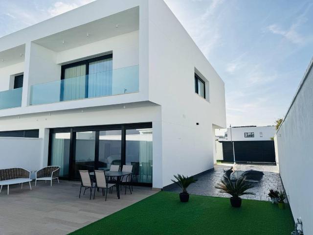 Casa adosada en Venta en Entrenúcleos