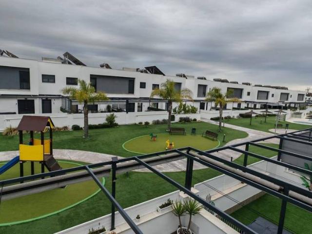 Casa adosada en Venta en Entrenúcleos