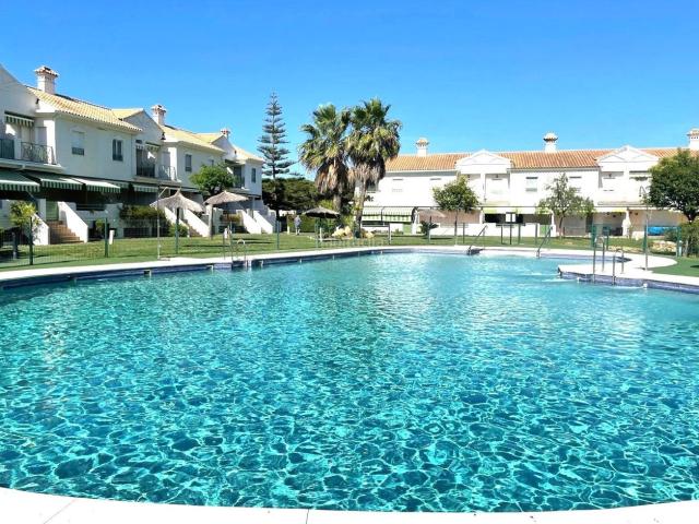 Casa adosada en venta en El Portil. Exclusivo adosado en Nuevo Portil con gran terraza sur, garaje, trastero y excelentes calidades. Casas adosadas El.
