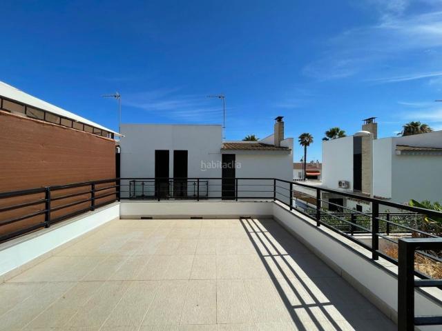 Casa adosada en venta en El Rompido. Magnífico adosado en El Rompido con jardín, garaje y piscina comunitaria. Casas adosadas El.