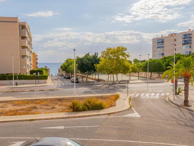 Casa adosada en venta en Elche Elx, Los Arenales del Sol. Presentamos este encantador bungalow en esquina, una oportunidad única para disfrutar de la comodidad, la privacidad y el encanto. Casas.