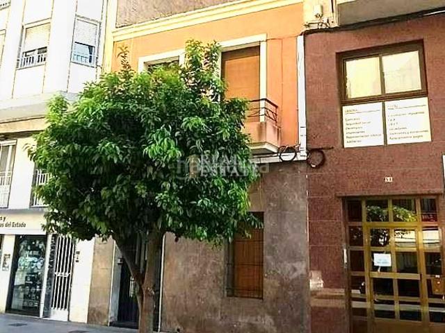 Casa adosada en venta en Elche Elx, Reina Victoria Miguel Hernández. Vivienda unifamiliar de dos plantas, adaptada y completamente amueblada, con seis habitaciones y dos baños. Ubicada en pleno.