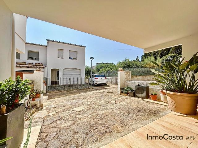 Casa adosada en venta en Estartit, L´Estartit Poble Costa Brava. Casa adosada reformada en el centro de LEstartit. Casas adosadas.