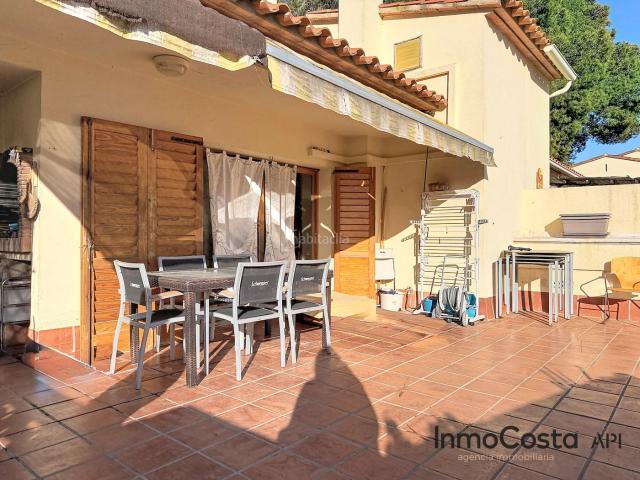 Casa adosada en venta en Estartit, L´Estartit Poble Costa Brava. Casa gran amb molt potencial al centre del poble. Casas adosadas.