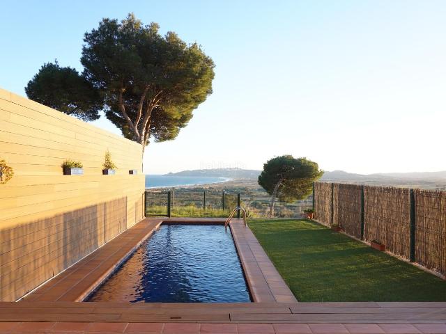 Casa adosada en venta en Estartit, L´Estartit Poble Costa Brava. Casa 205 m2 Estartit con piscina, vistas al mar, 4 dormitorios, 3 baños. Casas adosadas.