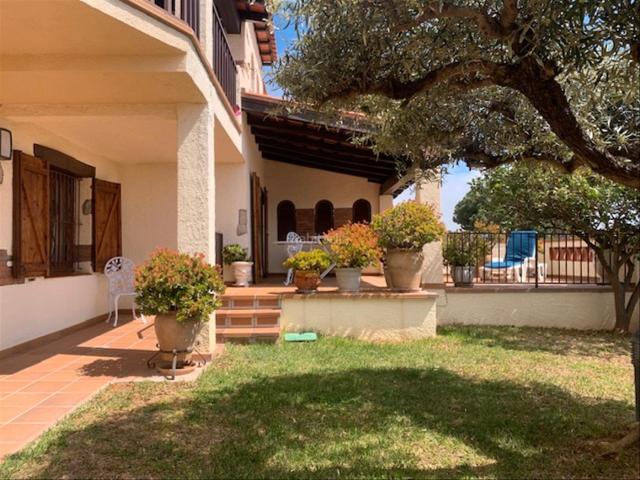 Casa adosada en venta en Estartit, L´Estartit Poble Costa Brava. Magnifica casa en la montaña del Rocamaura. Casas adosadas.
