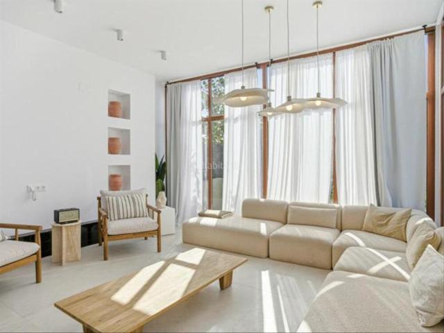 Casa adosada en venta en Estepona, Cancelada. Adosado de 5 dormitorios totalmente reformado con licencia turística y vistas panorámicas. Casas adosadas.