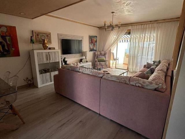 Casa adosada en venta en Estepona, Cancelada. Amplia casa adosada de tres niveles en un entorno residencial tranquilo. Casas adosadas.