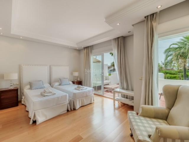 Casa adosada en venta en Estepona, Centro. MAGNIFICA CASA ADOSADA DE 4 DORMITORIOS EN URBANIZACIÓN EN PRIMERA LINEA DE PLAYA. Casas adosadas.