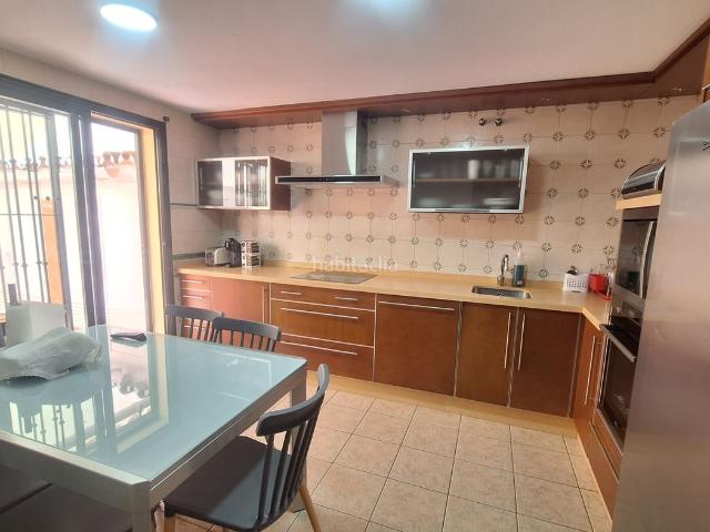 Casa adosada en venta en Estepona, Centro. Casa adosada en esquina con 6 dormitorios, varias terrazas, solárium, sótano y amplio garaje privado. Casas adosadas.