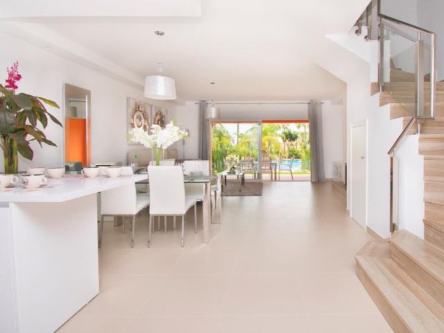 Casa adosada en venta en Estepona, Centro. Casas adosadas.