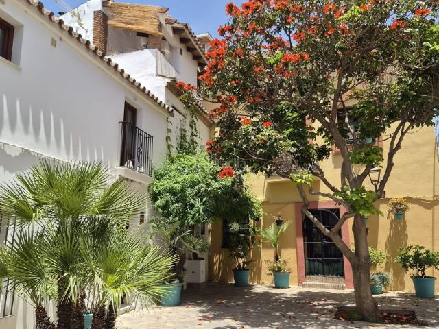 Casa adosada en venta en Estepona, Centro. Preciosa casa mata, a 300 m de la playa, con encanto en una de las calles más emblemáticas del casco antiguo de Estepona. Casas adosadas.