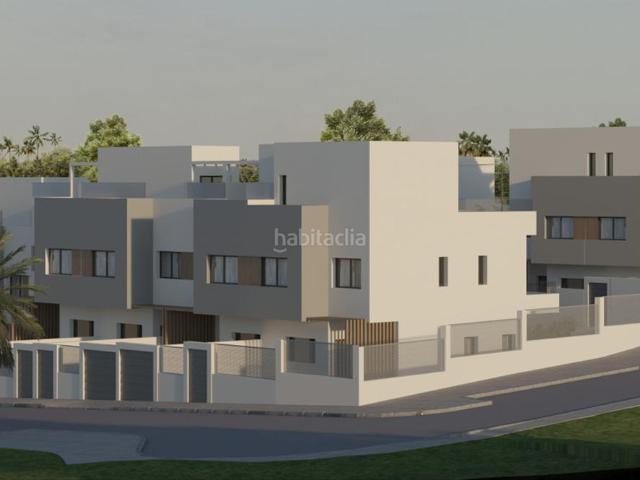 Casa adosada en venta en Estepona, Centro. Una Oportunidad Única de 33 Adosados y Pareados Imagine vivir en una propiedad de diseño impresionante, rodeada de paisajes verdes. Casas adosadas.