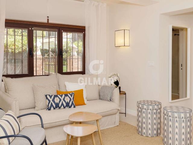 Casa adosada en venta en Estepona, Atalaya Isdabe. Nos complace presentarles esta fantástica propiedad ubicada en una agradable urbanización residencial de Benamara, Estepona. Esta. Casas adosadas.