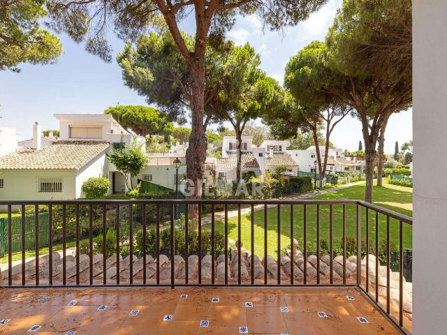 Casa adosada en venta en Estepona, Atalaya Isdabe. Ubicada en una agradable urbanización residencial de Benamara, Estepona, esta propiedad ofrece una excelente oportunidad para crea. Casas adosadas.