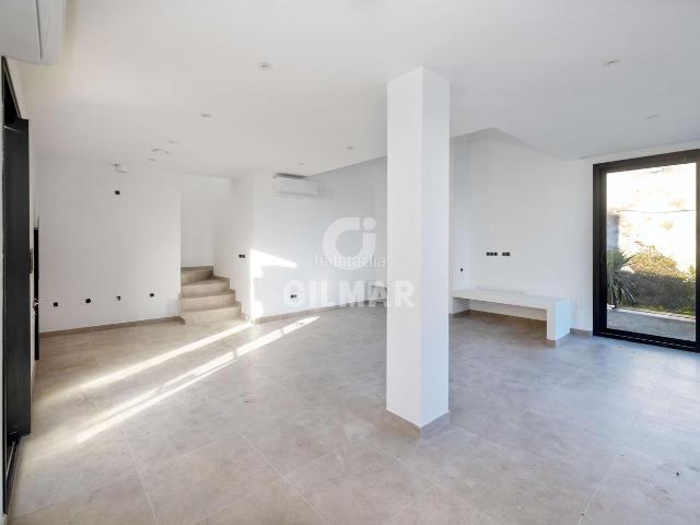 Casa adosada en venta en Estepona, Bahía Dorada. Descubra una elegante vivienda pareada de diseño contemporáneo ubicada en una de las zonas más demandadas de la Costa del Sol Bahí. Casas adosadas.