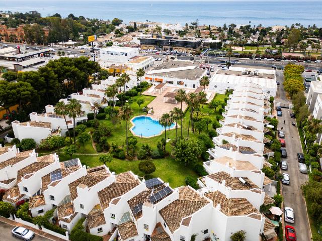 Casa adosada en venta en Estepona, Bel Air. Adosado de 3 dormitorios con jardín privado y amplias terrazas en Sun Hill, Estepona Este. Casas adosadas.