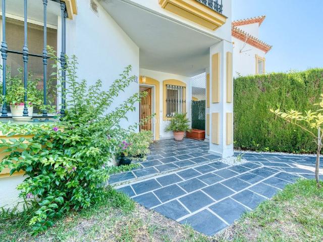 Casa adosada en venta en Estepona, Bel Air. Casas adosadas.