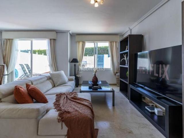Casa adosada en venta en Estepona, Bel Air. Exclusiva Casa Adosada Ecológica Contemporánea con Solárium en la Azotea, Espacio de Ocio en Sótano y Garaje Doble en BelAir. Casas adosadas.