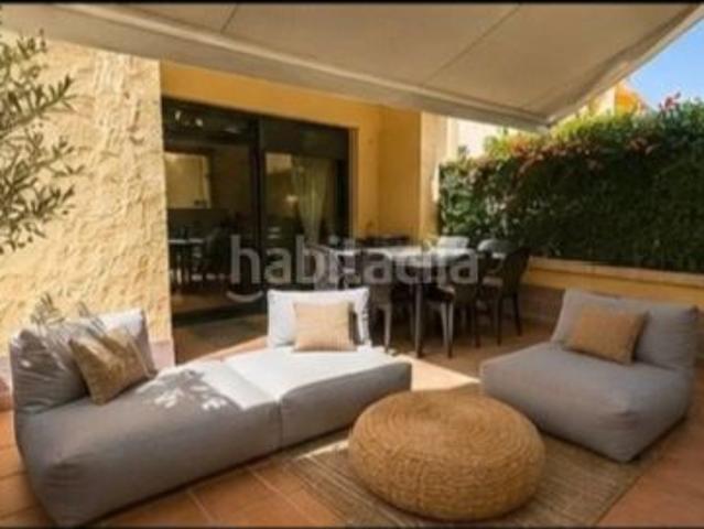 Casa adosada en venta en Estepona, Bel Air. Precioso chalet con piscina privada. Casas adosadas.