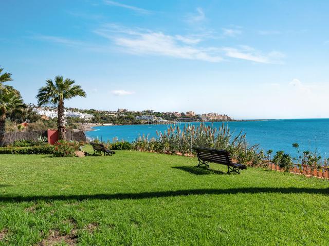 Casa adosada en venta en Estepona, Guadalobón. Ubicado en el codiciado desarrollo de Bahía Azul en Estepona Oeste, este adosado de 2 dormitorios ofrece. Casas adosadas.