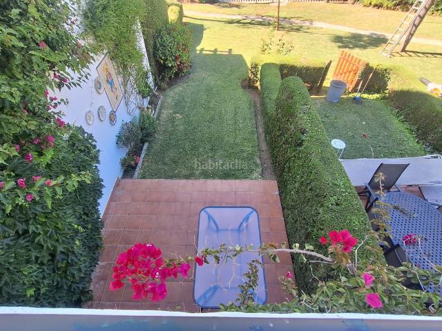 Casa adosada en venta en Estepona, Guadalobón. Adosada de 4 dormitorios en urbanización con jardines y piscina en primera linea de playa. Casas adosadas.