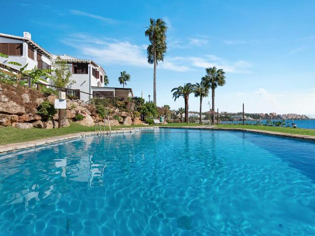 Casa adosada en venta en Estepona, Guadalobón. Casa adosada en venta en Bahía Azul. Casas adosadas.