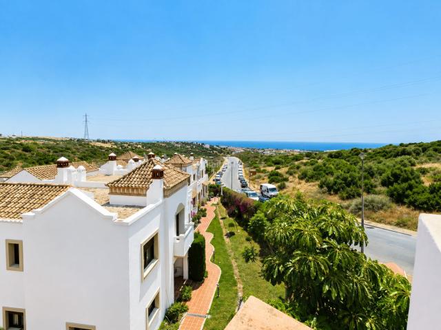 Casa adosada en venta en Estepona, Guadalobón. Excepcional adosada de esquina con garaje privado y vistas al mar Estepona Oeste. Casas adosadas.