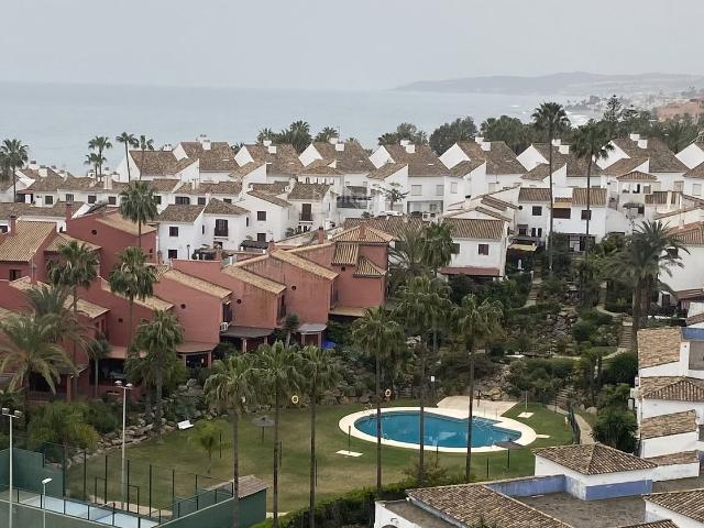 Casa adosada en venta en Estepona, Guadalobón. Primera línea de playa en Bahía Azul vivir entre jardines y mar en Estepona. Casas adosadas.