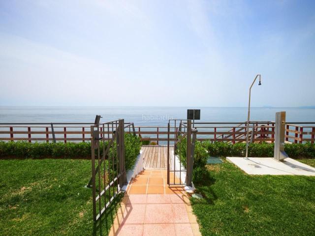 Casa adosada en venta en Estepona, Guadalmansa. Encantadora casa en urbanización en primera línea de playa en El Pirata. Casas adosadas.