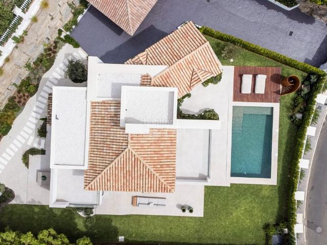 Casa adosada en venta en Estepona, Guadalmansa. Elegante adosado de 3 dormitorios con vistas al mar en New Golden Mile, Estepona. Casas adosadas.