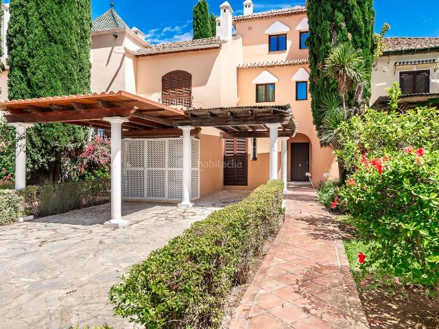Casa adosada en venta en Estepona, El Velerín. Casa adosada totalmente renovada en primera línea de playa con vistas al mar, ascensor y acabados de lujo. Casas adosadas.