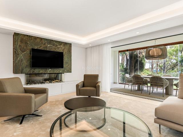 Casa adosada en venta en Estepona, El Velerín. Adosado de 4 dormitorios frente al mar en El Velerín, Estepona Este. Casas adosadas.