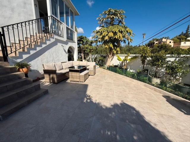 Casa adosada en venta en Estepona, Los Llanos. ? Acogedora Casa Adosada con Solárium y Jardín Privado en Estepona, junto a Laguna Village. Casas adosadas.