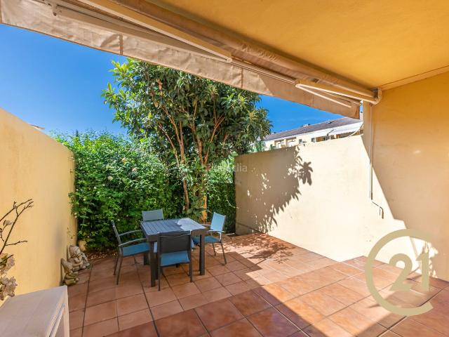 Casa adosada en venta en Estepona, Los Llanos. Descubre este magnífico chalet adosado de dos plantas. Casas adosadas.
