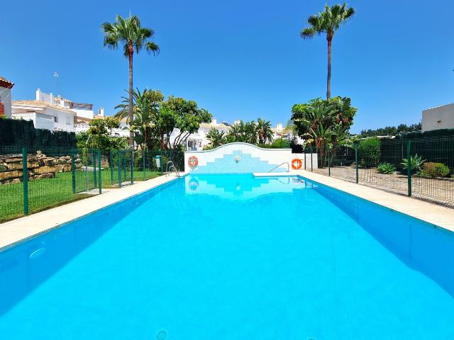 Casa adosada en venta en Estepona, La Concha Resina Golf. MAGNIFICO ADOSADO DE 3 DORMITORIOS CON GRAN TERRAZA PRIVADA. Casas adosadas.