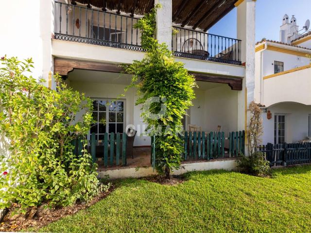 Casa adosada en venta en Estepona, La Concha Resina Golf. Magnífico chalet adosado en exclusiva urbanización de Nueva Villa de Oro, un entorno de ensueño para los amantes del golf, ya que. Casas.