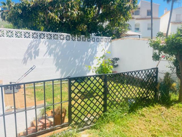 Casa adosada en venta en Estepona, Nueva Atalaya. Adosado con potencial de apartamento en sótano y jardín privado en Nueva Atalaya. Casas adosadas.
