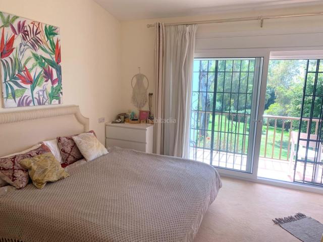 Casa adosada en venta en Estepona, Nueva Atalaya. Casa Adosada Elegante y Luminosa con Terraza Privada. Casas adosadas.