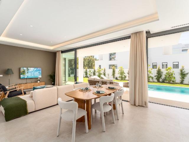 Casa adosada en venta en Estepona, Nueva Atalaya. Casas adosadas.